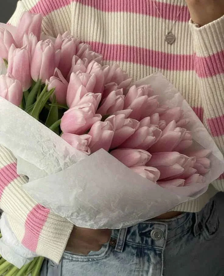 Pembe Laleler kitap kapağı