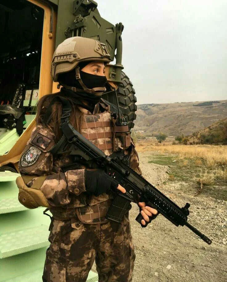 SERT KIZ kitap kapağı
