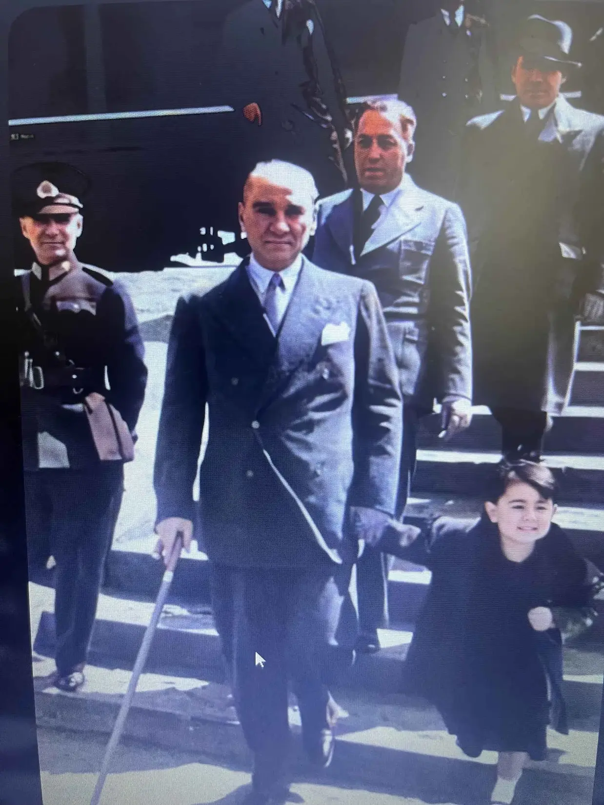 ATATÜRKÜN HAYATI kitap kapağı