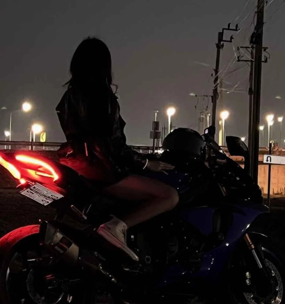 Motor kız kitap kapağı