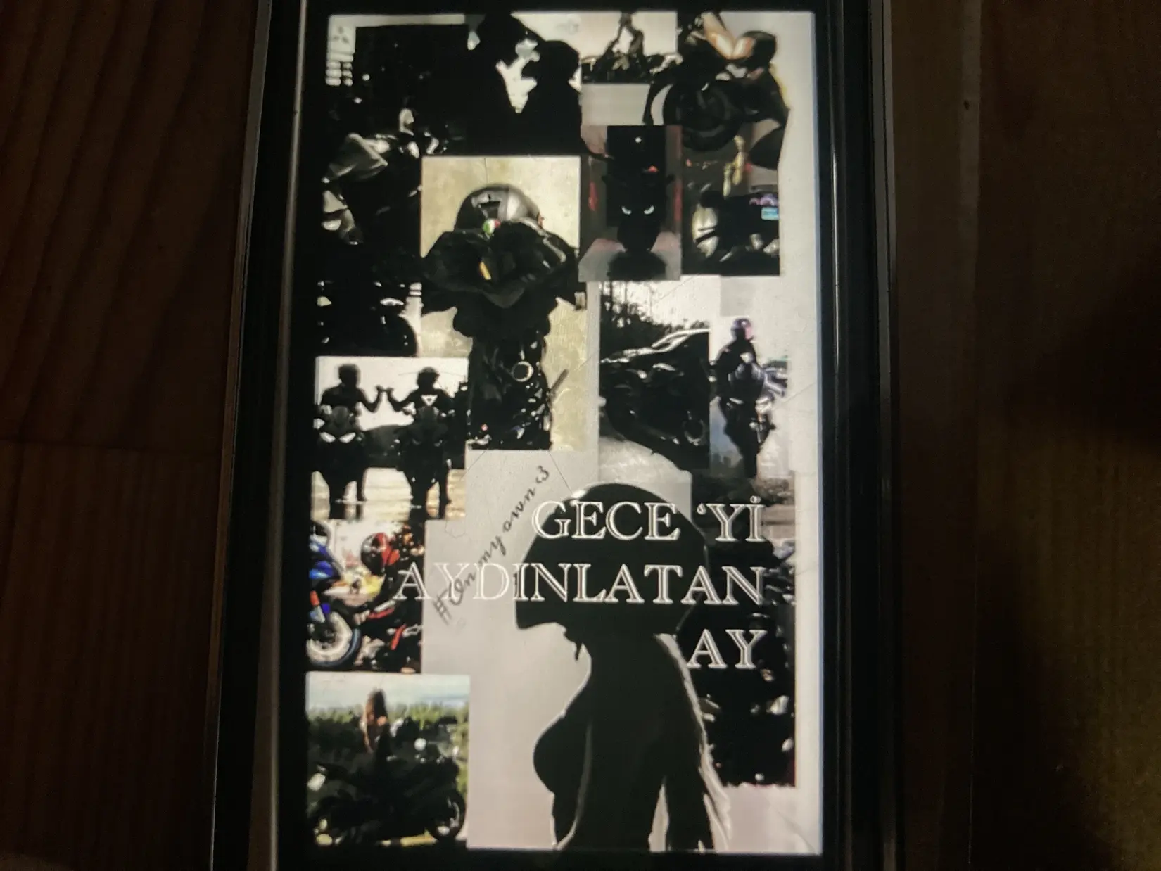 GECEYİ AYDINLATAN AY 🌙 kitap kapağı