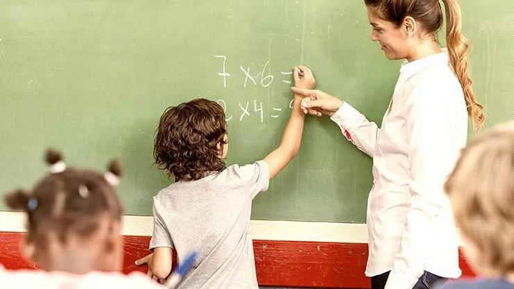 EY GÜZEL ÖĞRETMEN EYLÜL NAZ ÇAKIR kitap kapağı