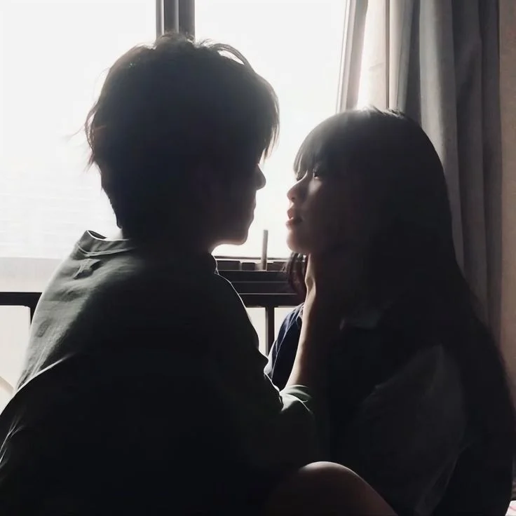 𝑴𝒂𝒗𝒊 𝒊𝒏𝒄𝒊 kitap kapağı