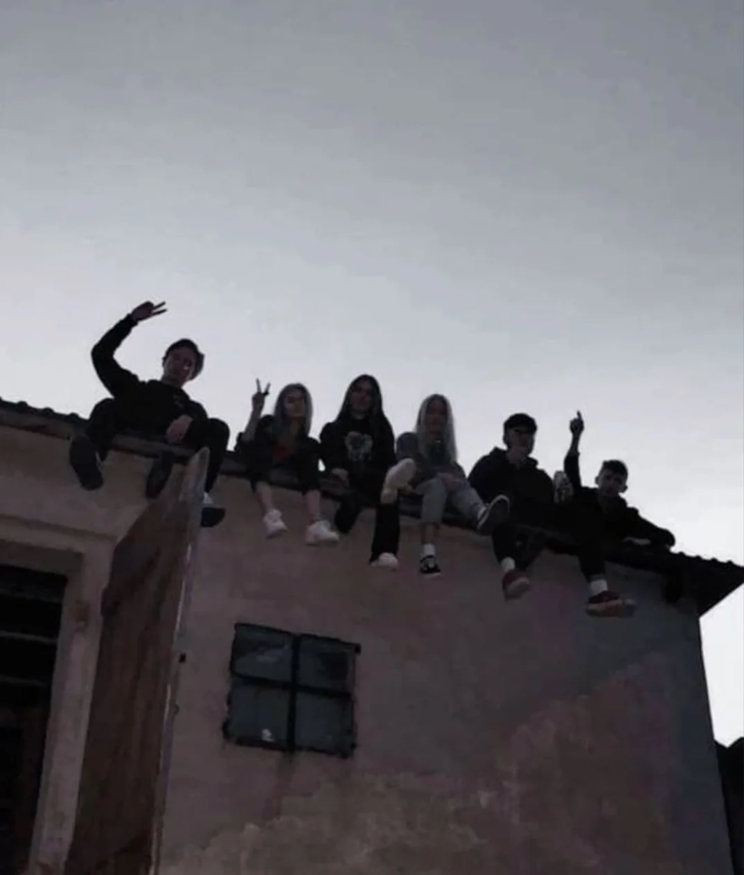 MAVİ ÇATI SAKİNLERİ kitap kapağı