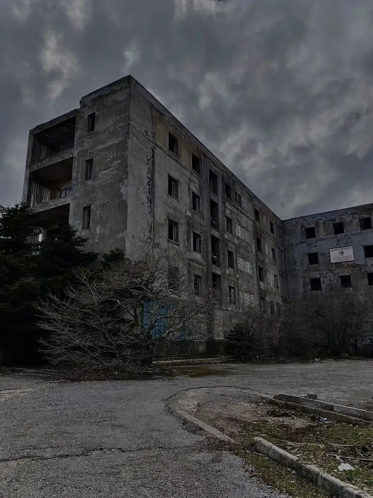 Terk edilmiş hastane — Eslem Demir