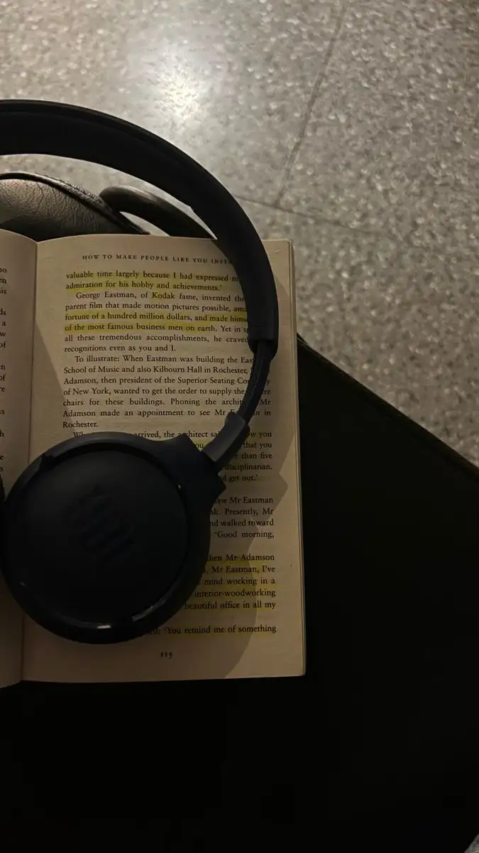 Sadece Bir İzleyici — Mia Gece