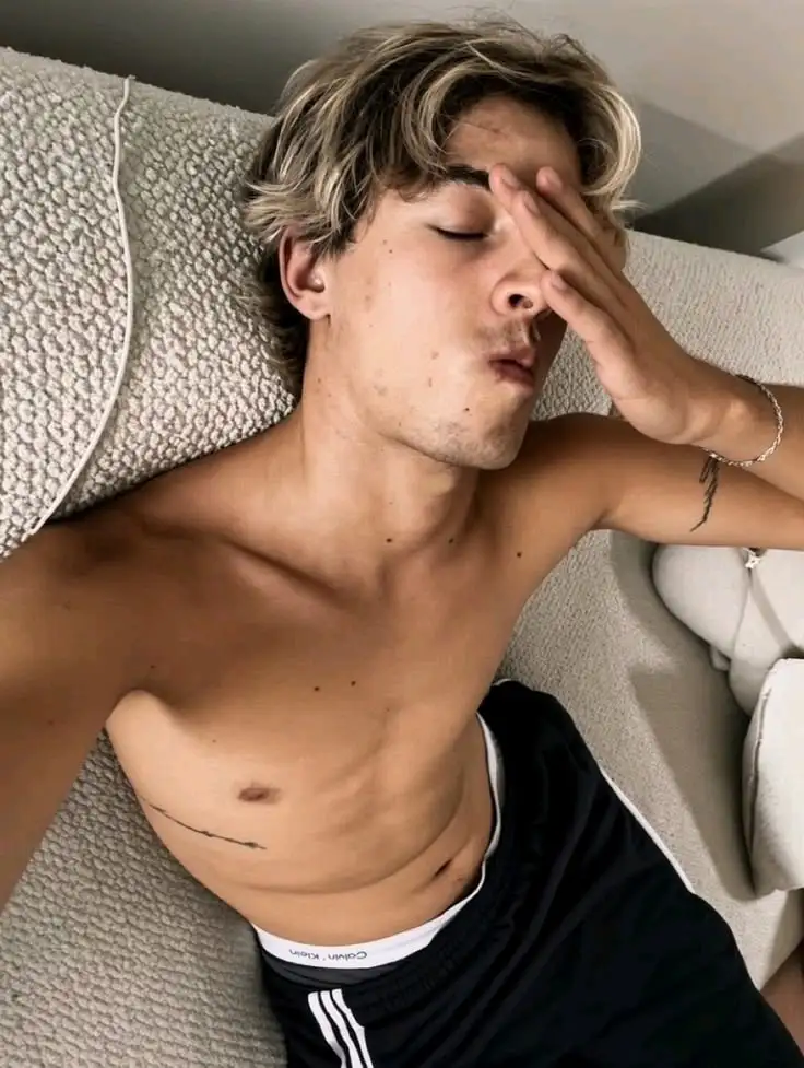 Milanın Sarı saçı profil fotoğrafı